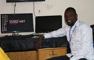 Djamilou Issa dans les locaux de VUSU ART