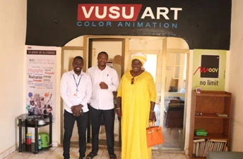 Djamilou Issa et des visiteurs devant l’entrée de VUSU ART